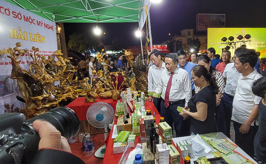 C&aacute;c gian h&agrave;ng sản phẩm OCOP thu h&uacute;t nhiều người tham quan